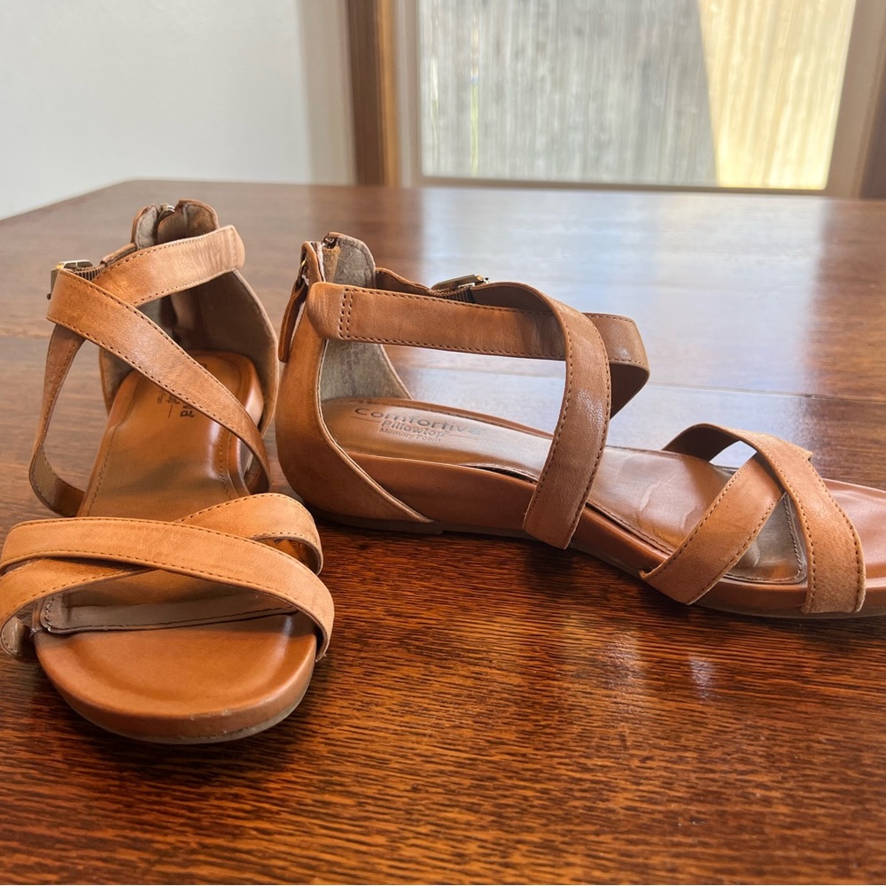 Comfortiva strappy tan sandals, size 8